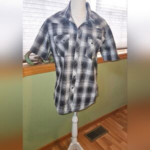 Wrangler Retro size medium short sleeve button down with black snaps.